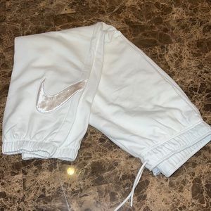 Nike Loose fit mid rise sweatpants full length Med, leg white velvet Nike swoosh